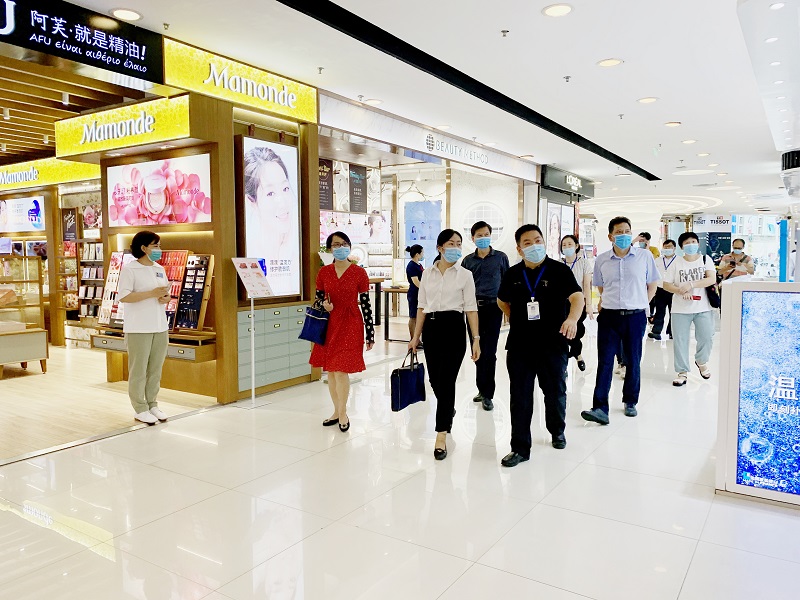 興寧區(qū)副區(qū)長(zhǎng)陸穎在南寧百貨朝陽(yáng)店賣場(chǎng)進(jìn)行創(chuàng)城實(shí)地檢查_(kāi)副本.jpg